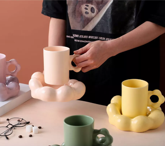 Taza y platillo creativos en forma de nube.