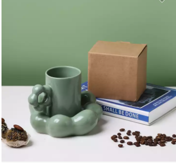 Taza y platillo creativos en forma de nube.