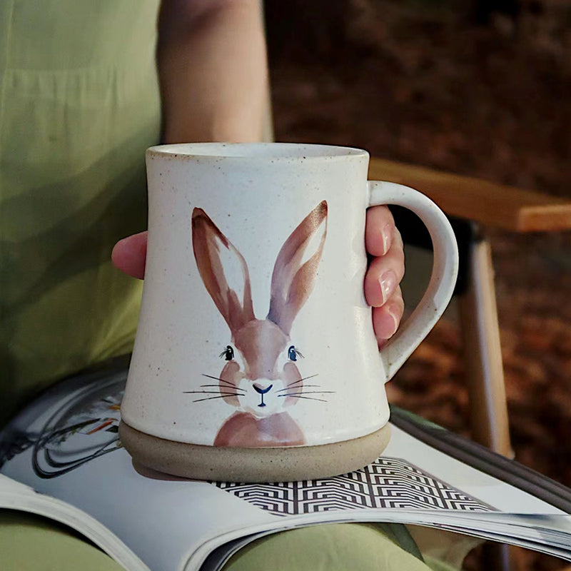 Taza creativa con patrón de conejo pintado a mano estilo gres