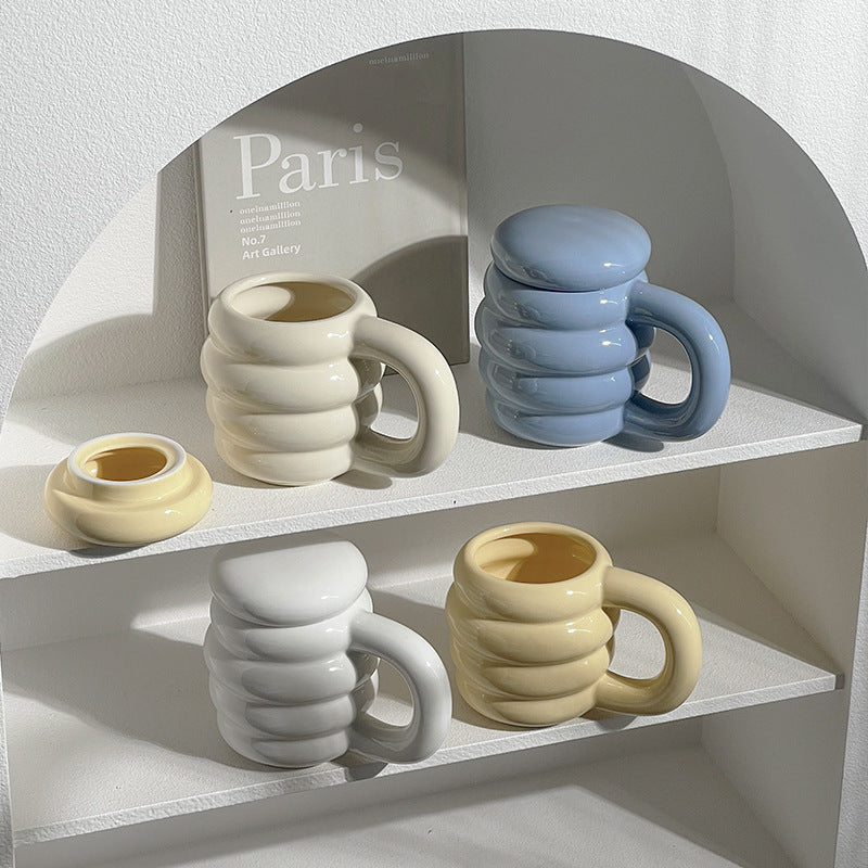 Taza creativa con forma de nube en varios colores.