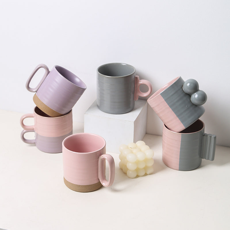 Taza de color contrastante con diseño de mango creativo.