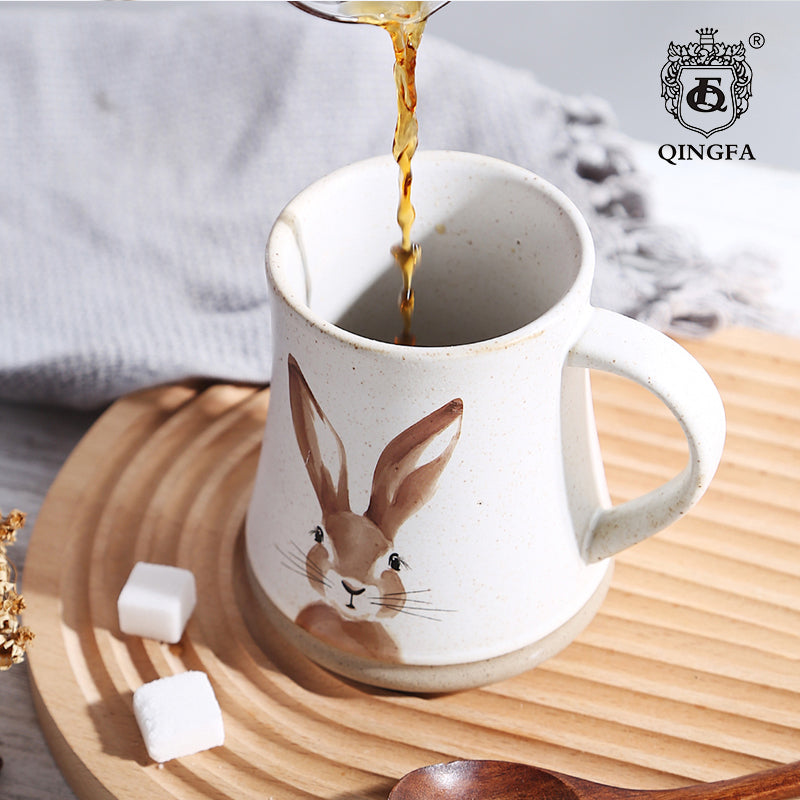 Taza creativa con patrón de conejo pintado a mano estilo gres