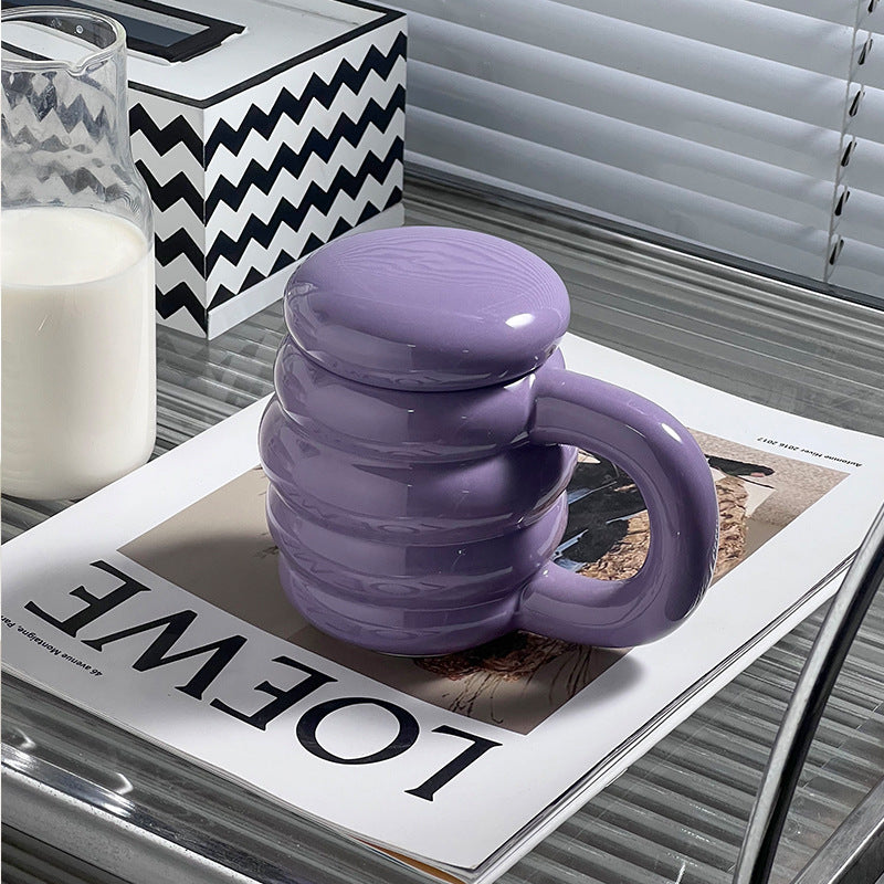 Taza creativa con forma de nube en varios colores.