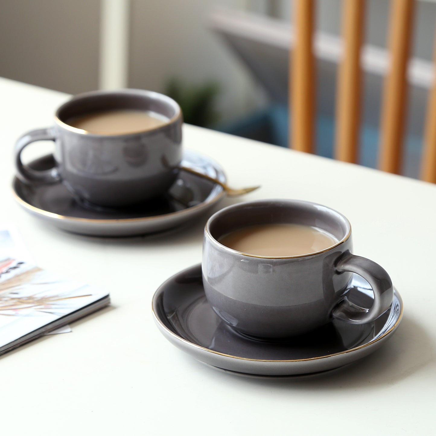Taza y platillo clásicos gris brillante