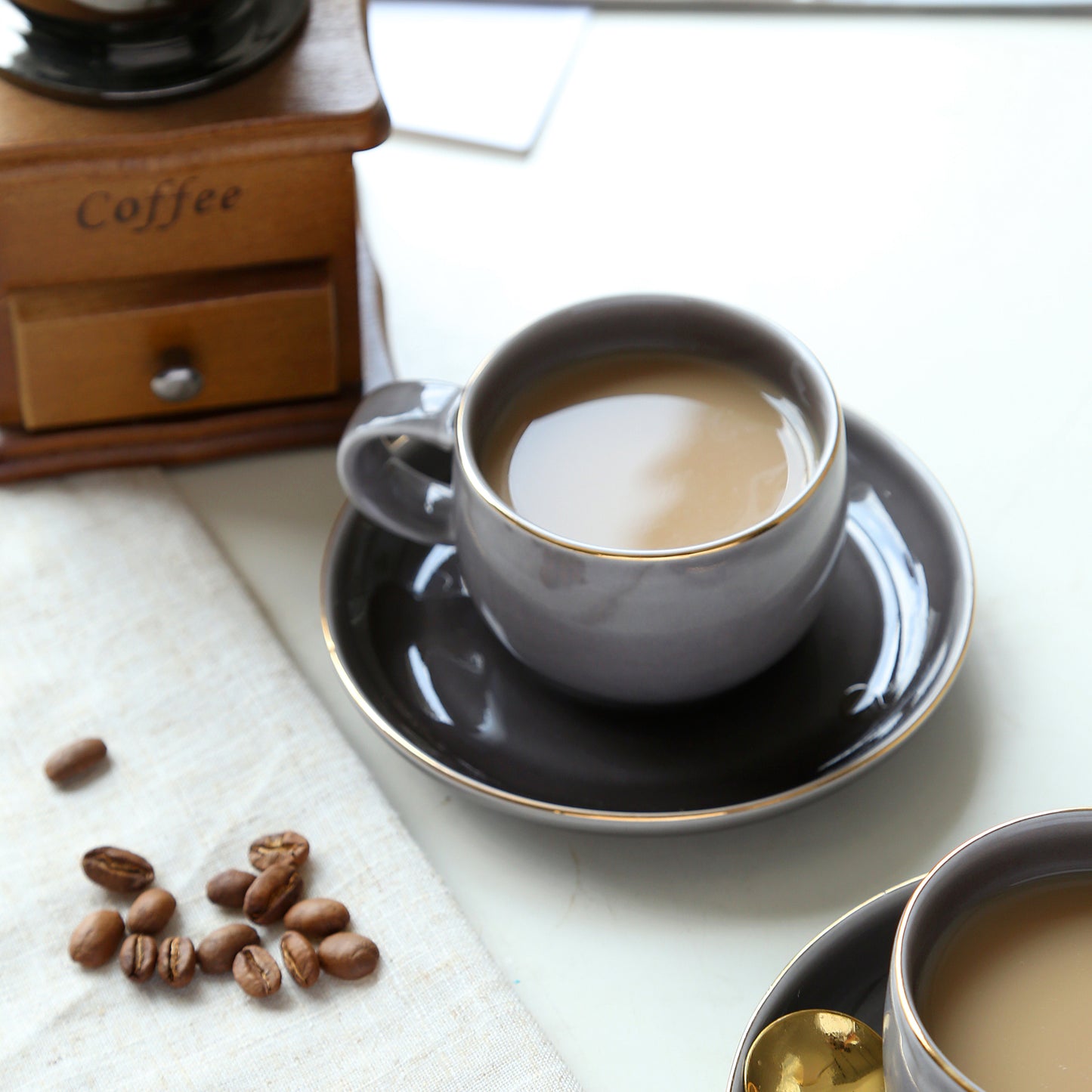 Taza y platillo clásicos gris brillante