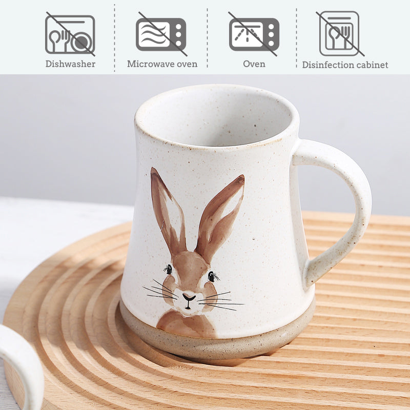 Taza creativa con patrón de conejo pintado a mano estilo gres