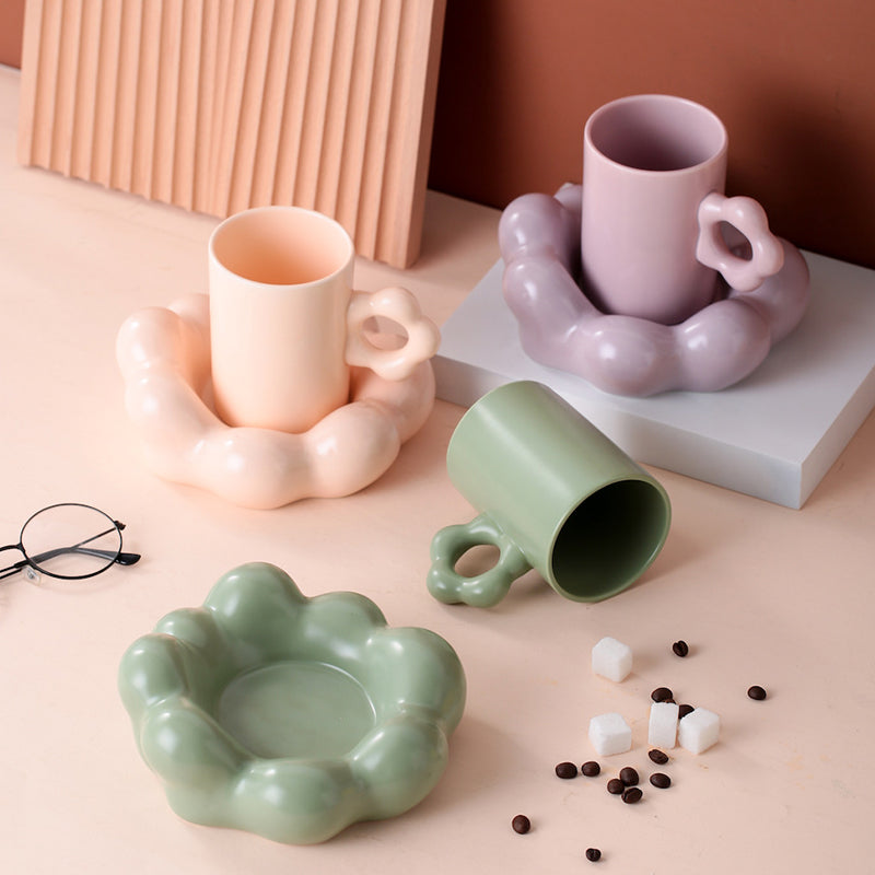 Taza y platillo creativos en forma de nube.