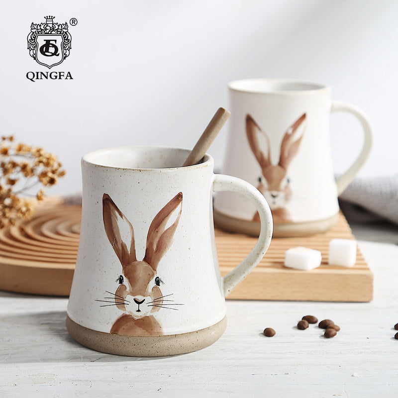 Taza creativa con patrón de conejo pintado a mano estilo gres